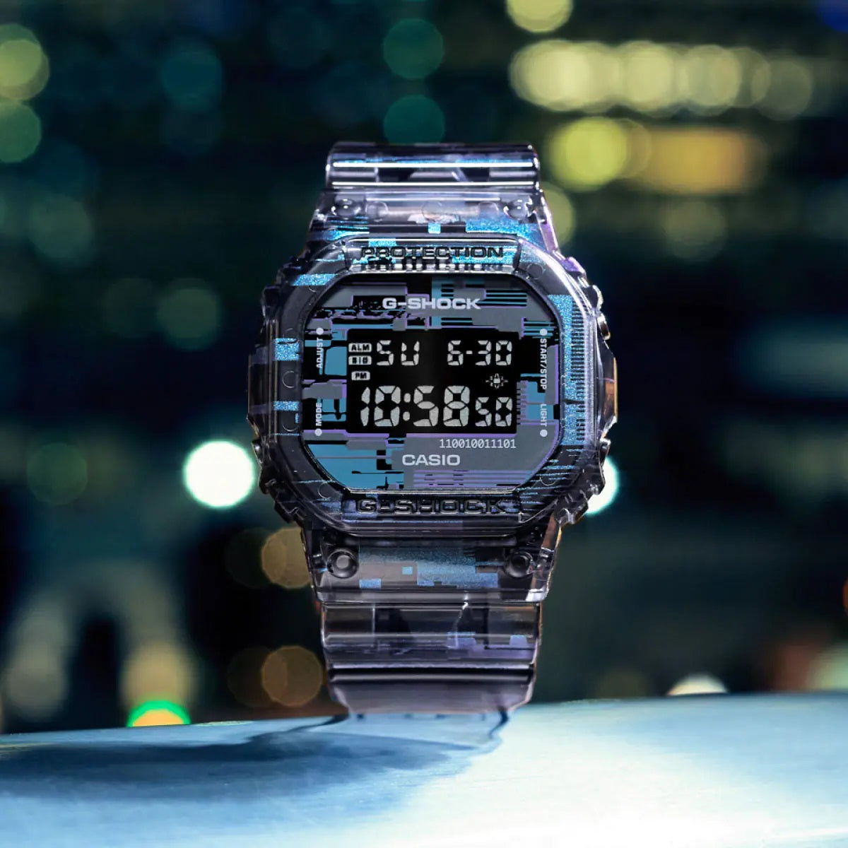 Casio Stoßfeste Digitaluhr aus halbtransparentem Resin im schillernden Digital Glitch Design mit LED Beleuchtung und 20 bar Wasserdichtigkeit