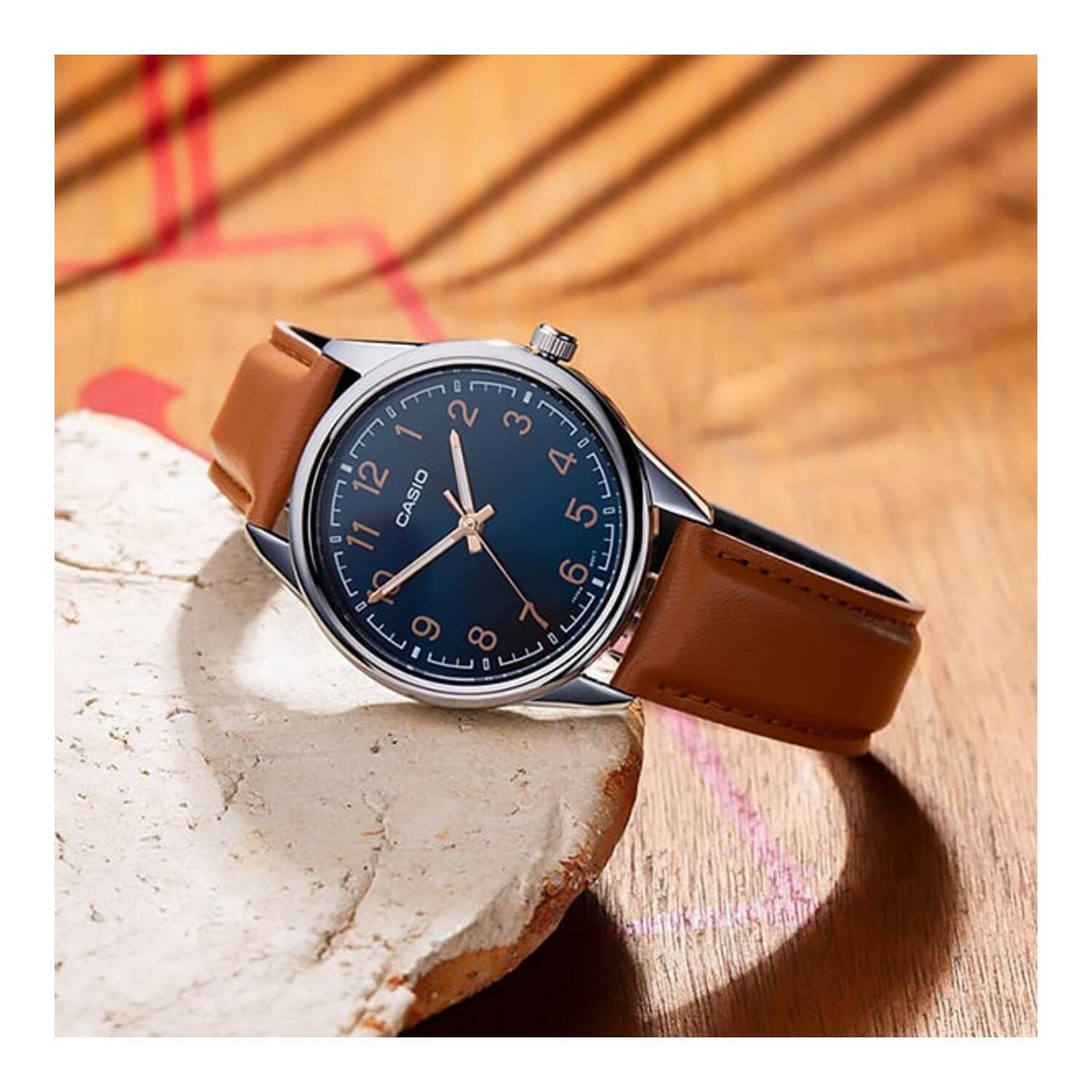 Montre Casio pour homme, analogique à quartz, boîtier en acier inoxydable, bracelet en cuir et cadran noir.