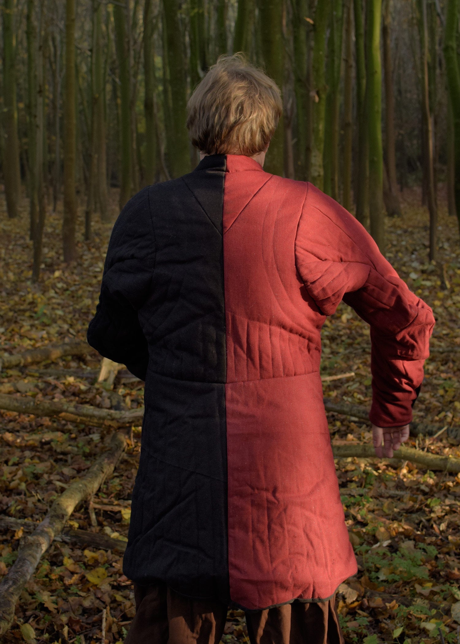 Jupon Gambeson mit Stoffknöpfen – Rot &amp; Schwarz