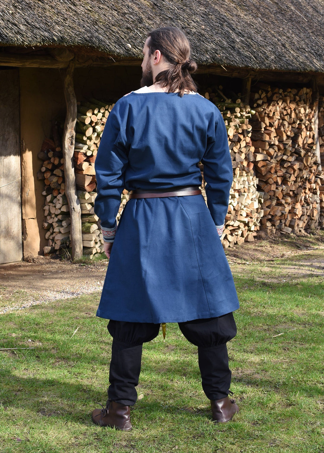 Wikinger Tunika Halvar: Blaues Canvas Gewand mit Stickerei