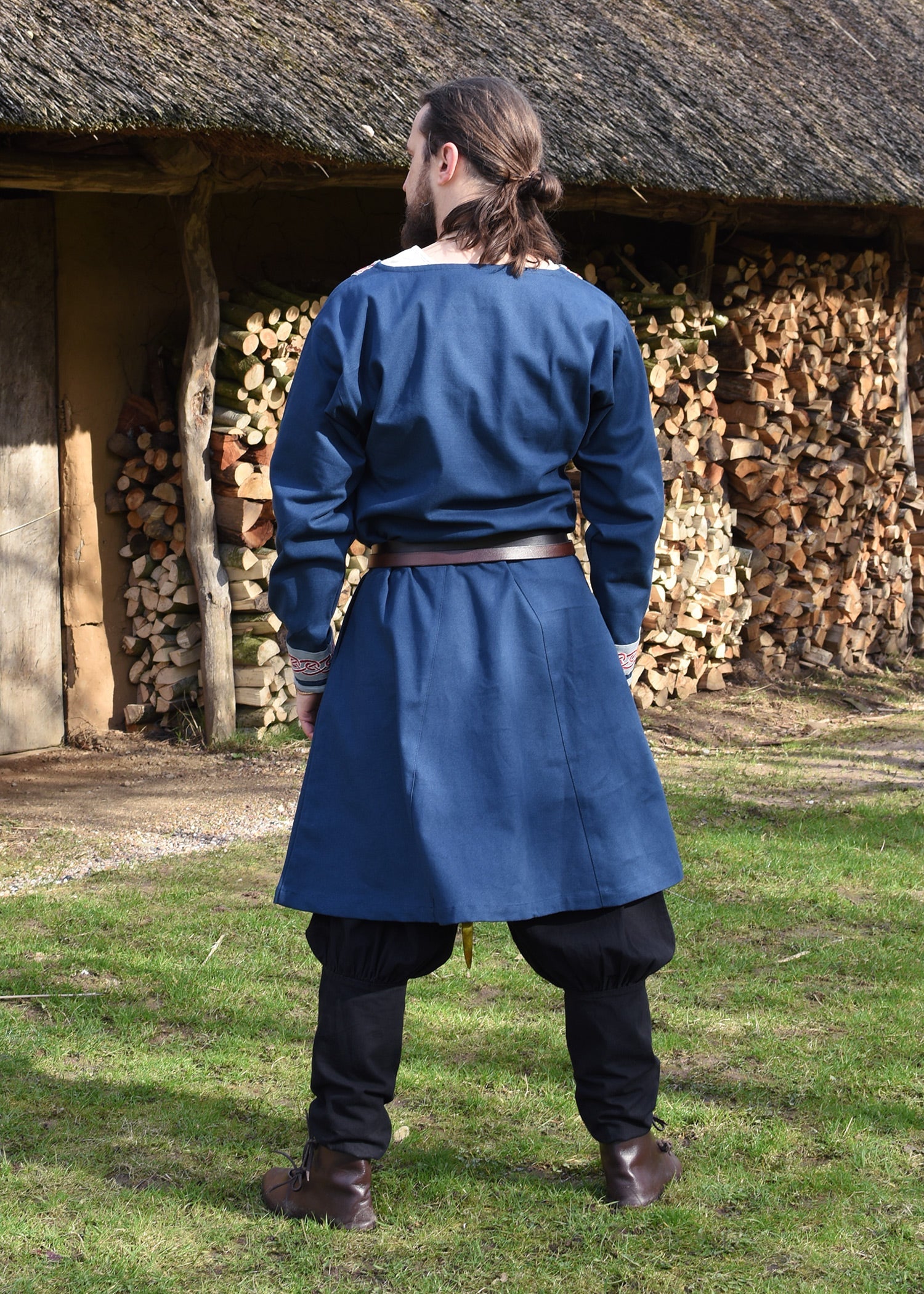 Wikinger Tunika Halvar: Blaues Canvas Gewand mit Stickerei