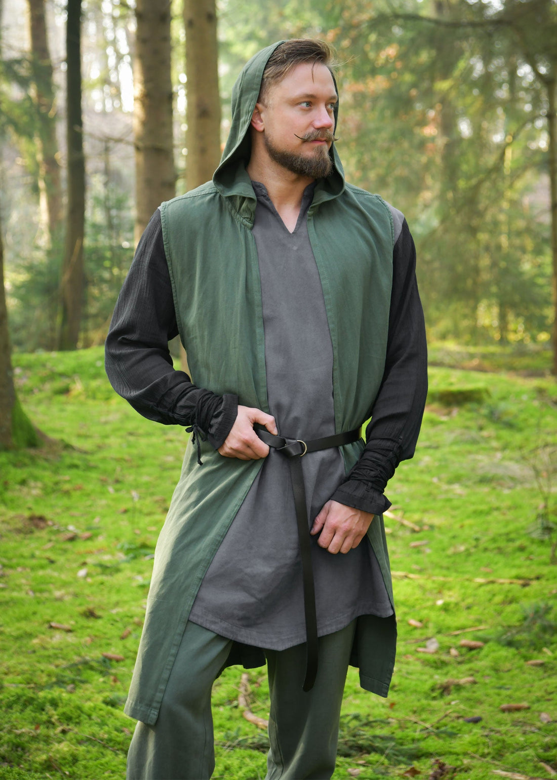 Weste Lorun: Dunkelgrüner LARP Surcot mit Kapuze