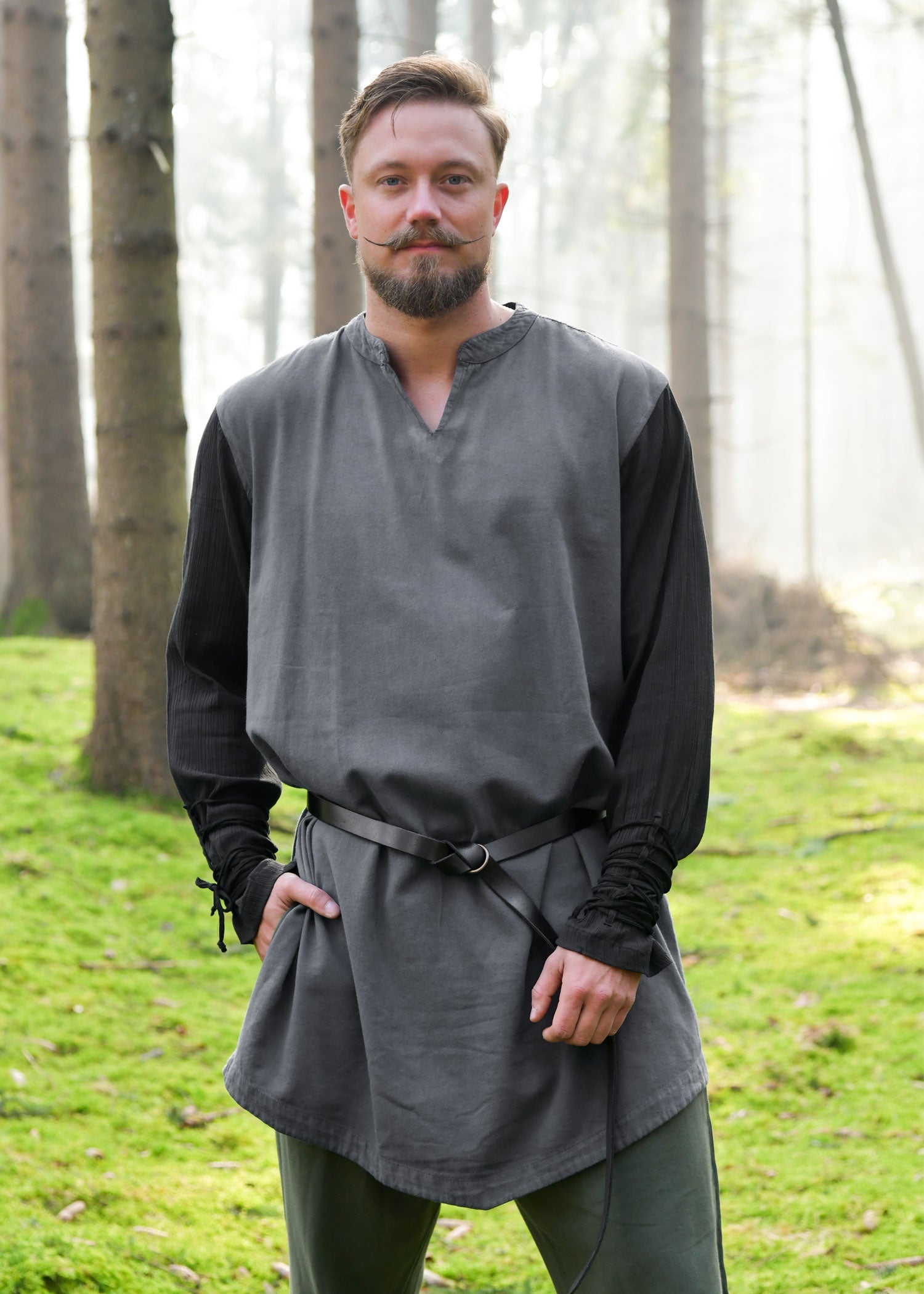 Graue Tunika Ruvan: Perfekt für Waldläufer &amp; LARP