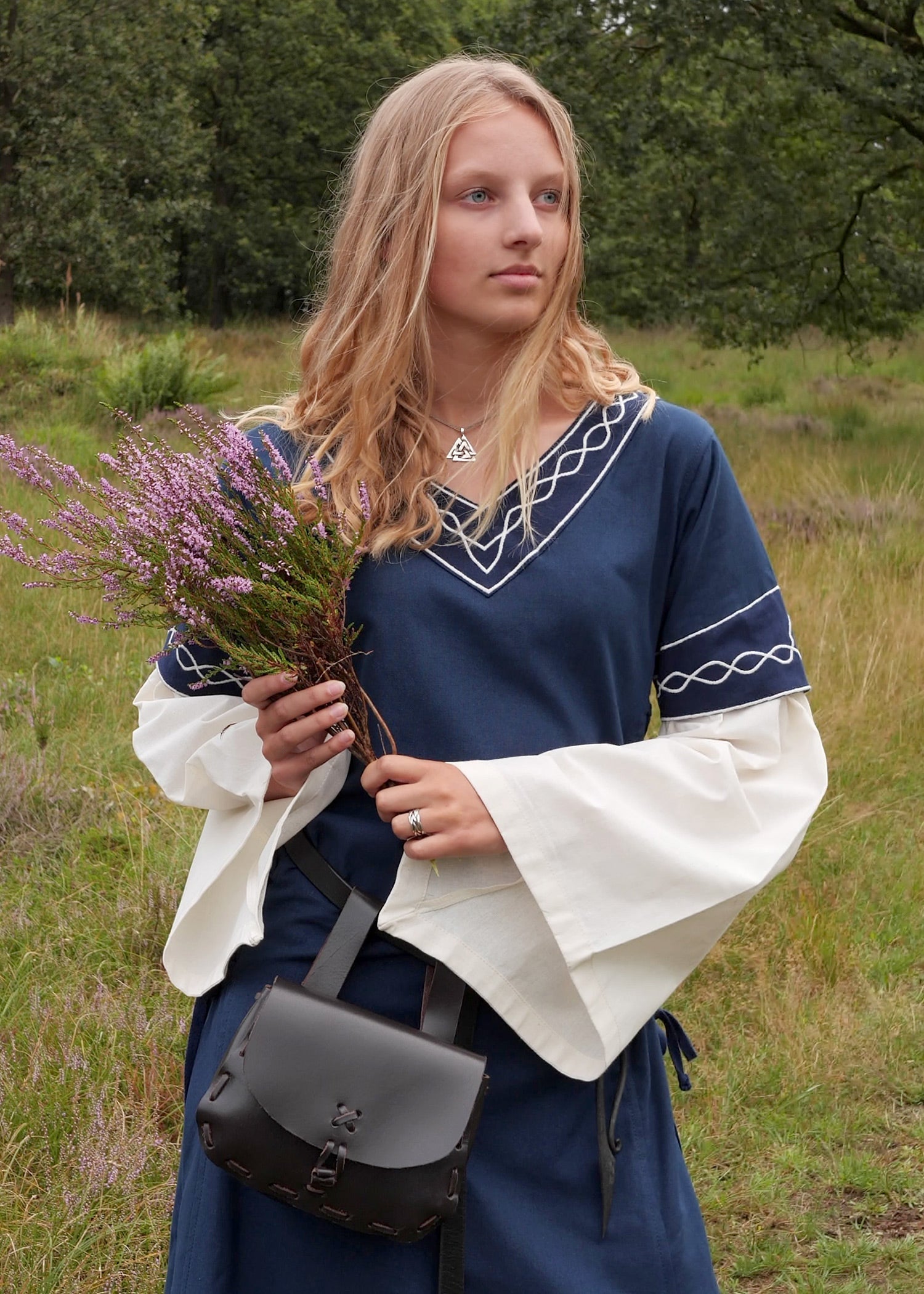 Mittelalterkleid Alvina: Blaues Bliaut mit Trompetenärmeln