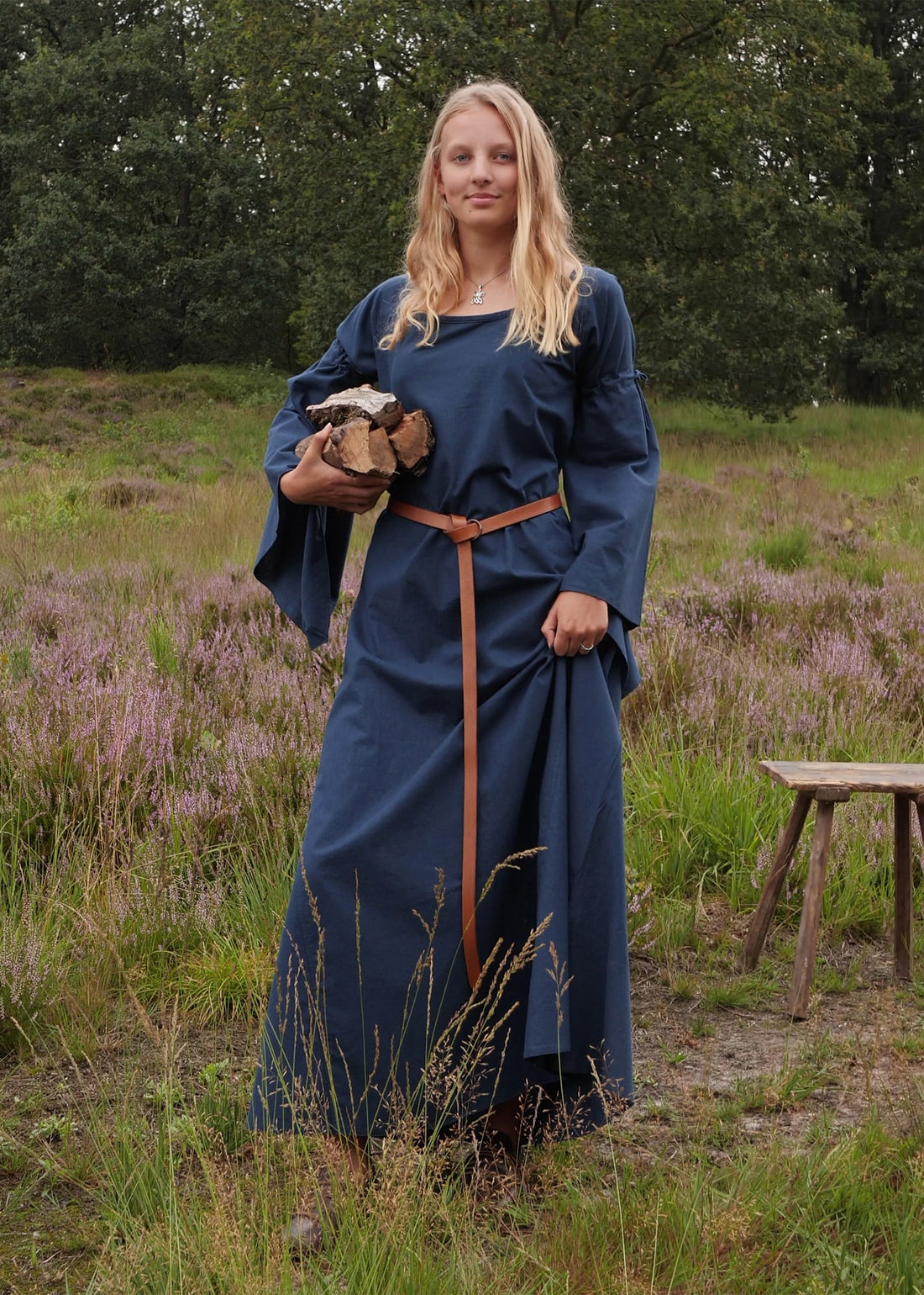 mittelalter unterkleid burglinde mit trompetenaermeln blau