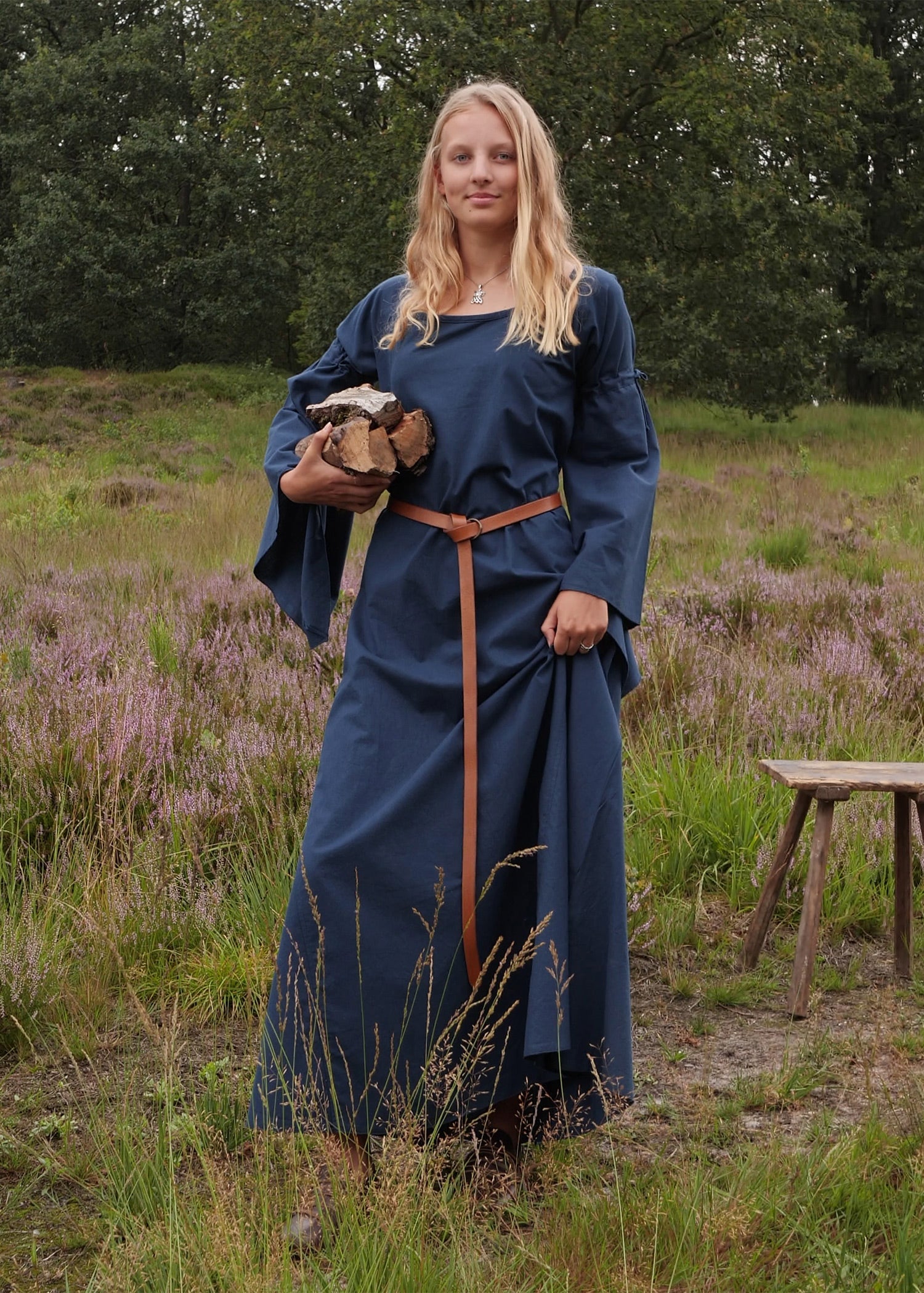 mittelalter unterkleid burglinde mit trompetenaermeln blau