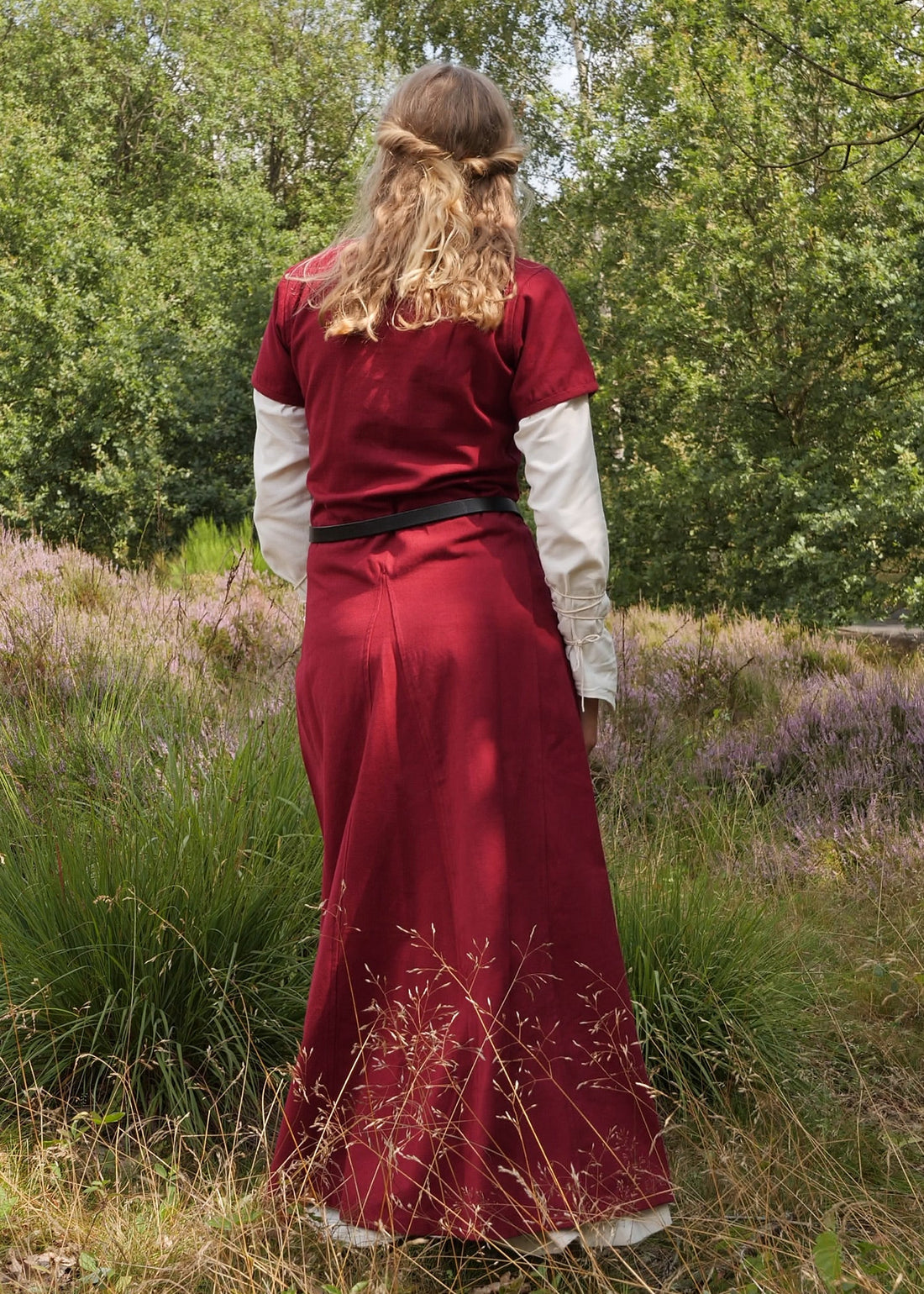 kurzaermelige cotehardie ava mittelalterkleid weinrot
