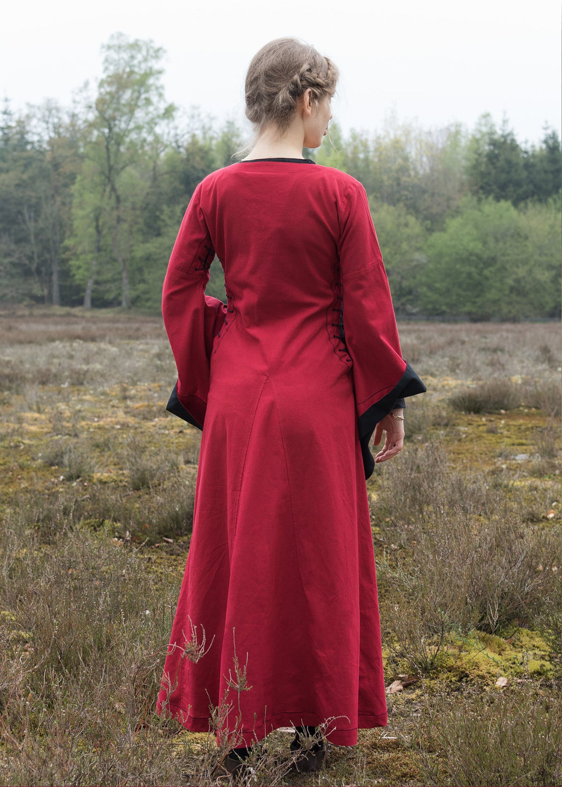 Bliaut Amal: Mittelalterkleid mit Höllenfenstern