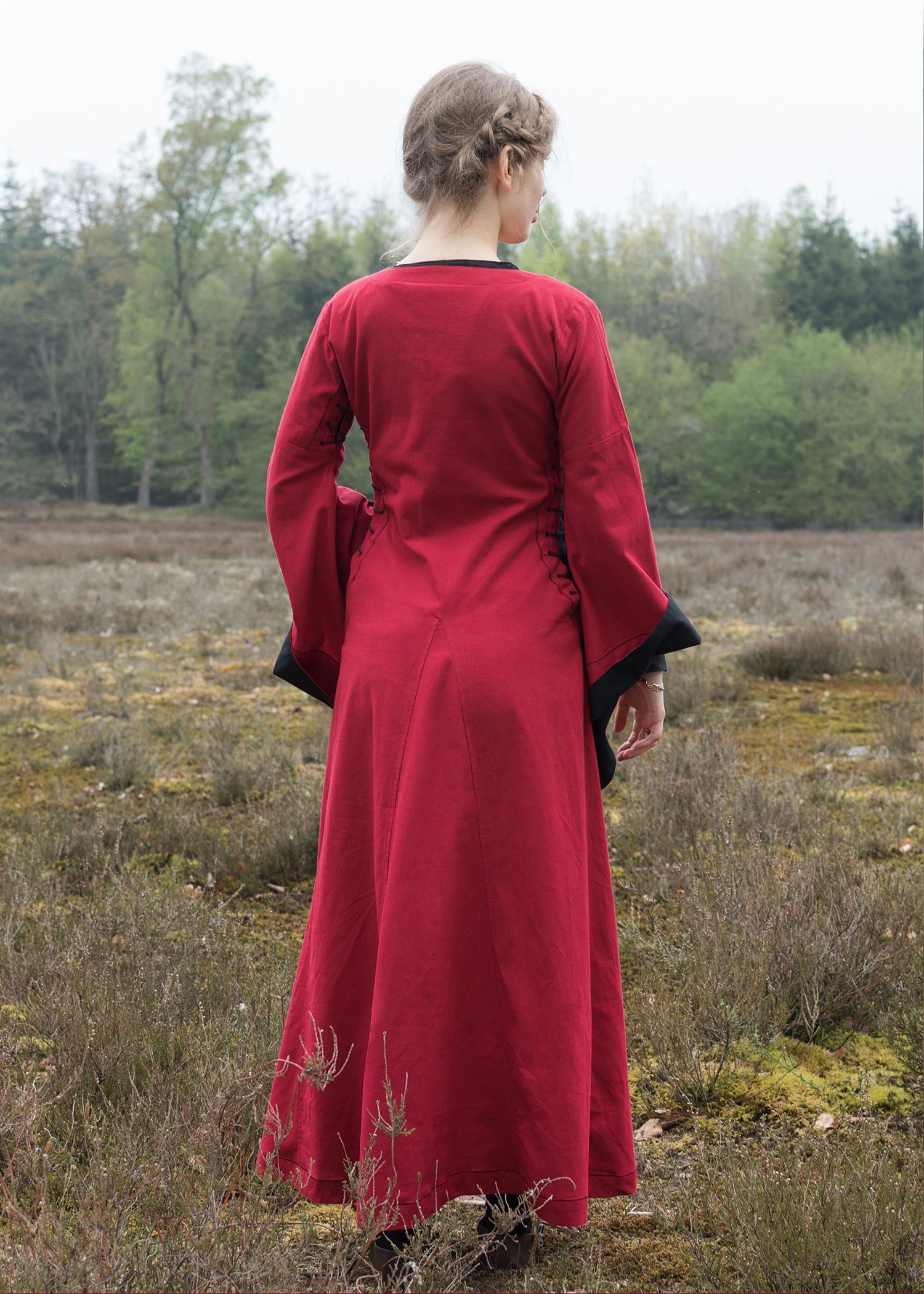 mittelalterkleid mit hoellenfenstern bliaut amal rot schwarz