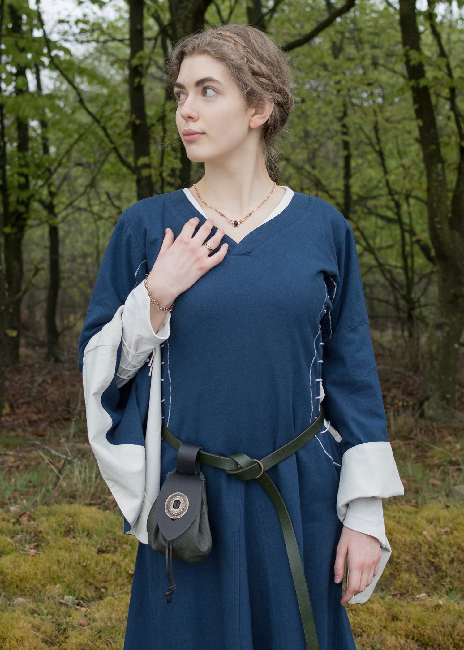 mittelalterkleid mit hoellenfenstern bliaut amal blau natur