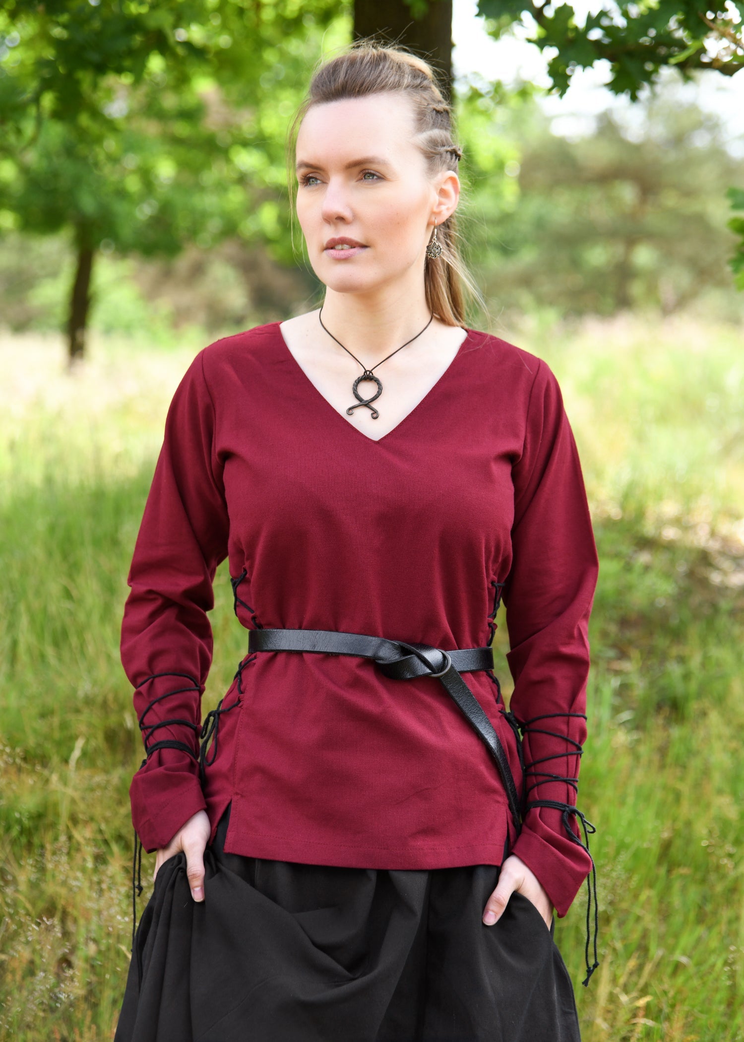 Mittelalter Bluse Aila: Elegante Schnürung in Weinrot