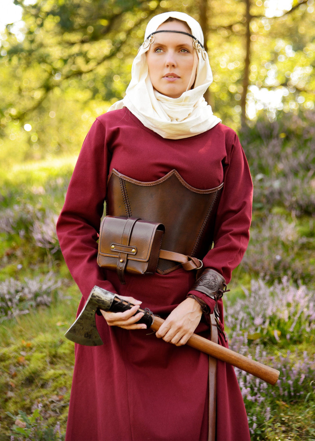 schlichtes mittelalterkleid afra aus canvas weinrot