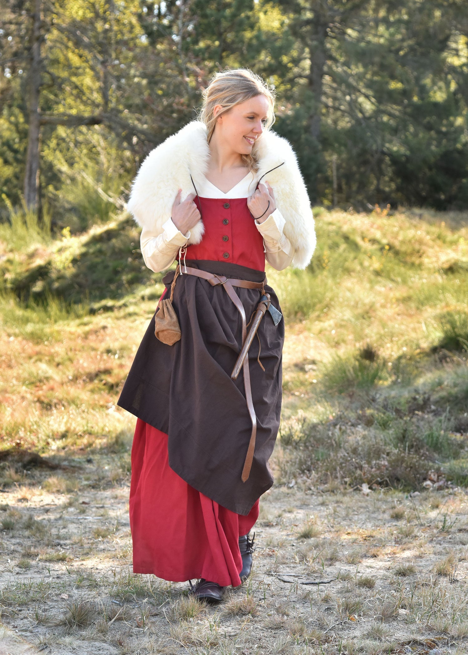 rmelloses mittelalterkleid traegerkleid lene rot