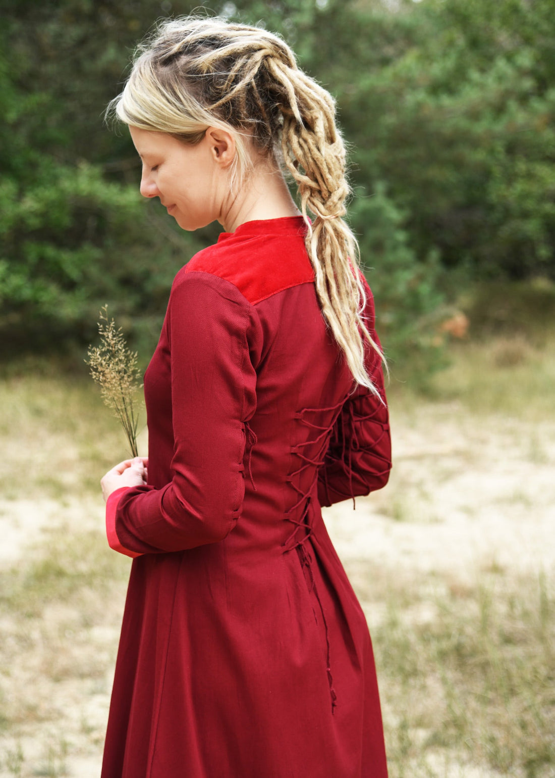 mittelalterkleid meira mit samt details weinrot