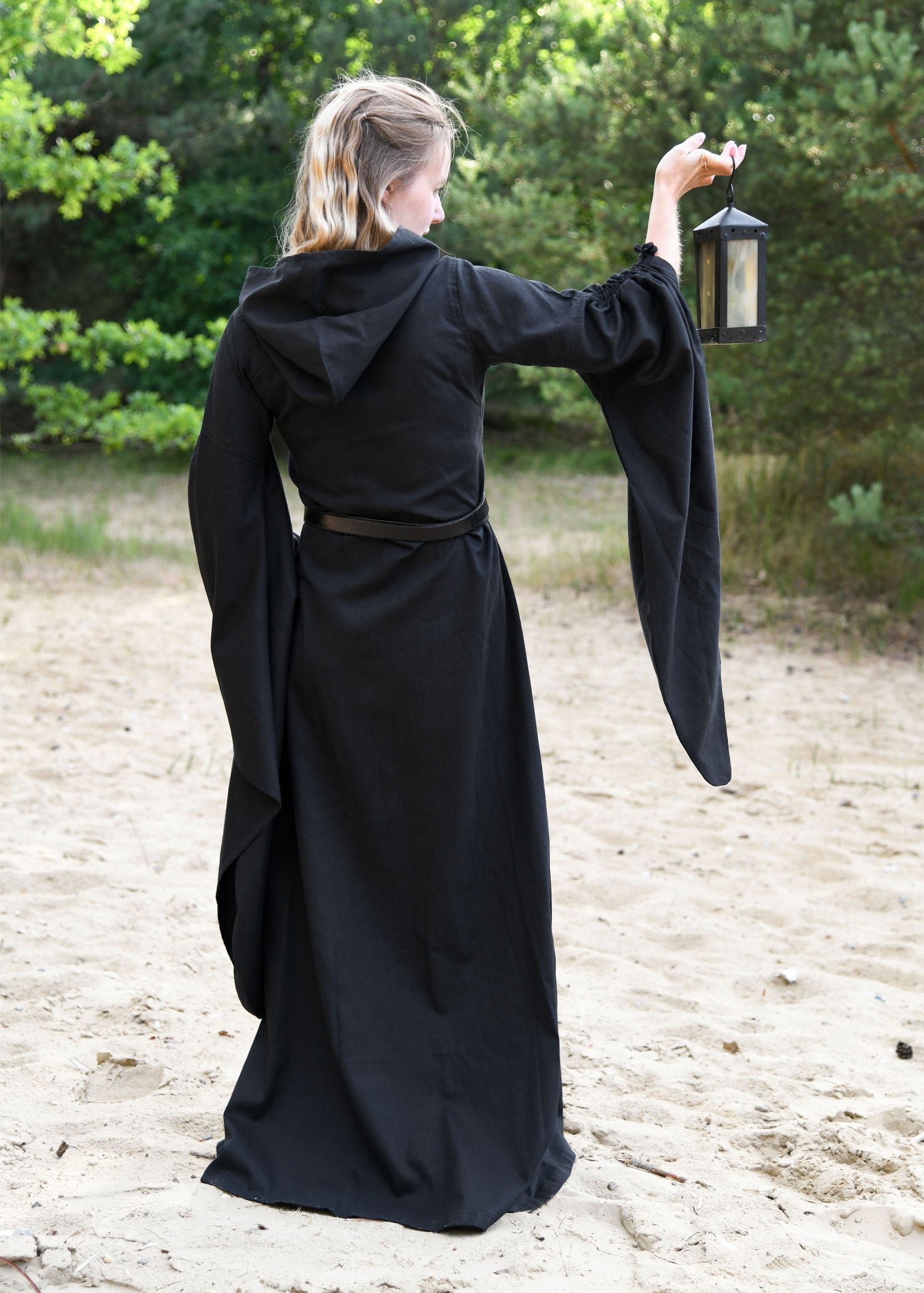 mittelalter kleid isra mit trompetenaermeln schwarz