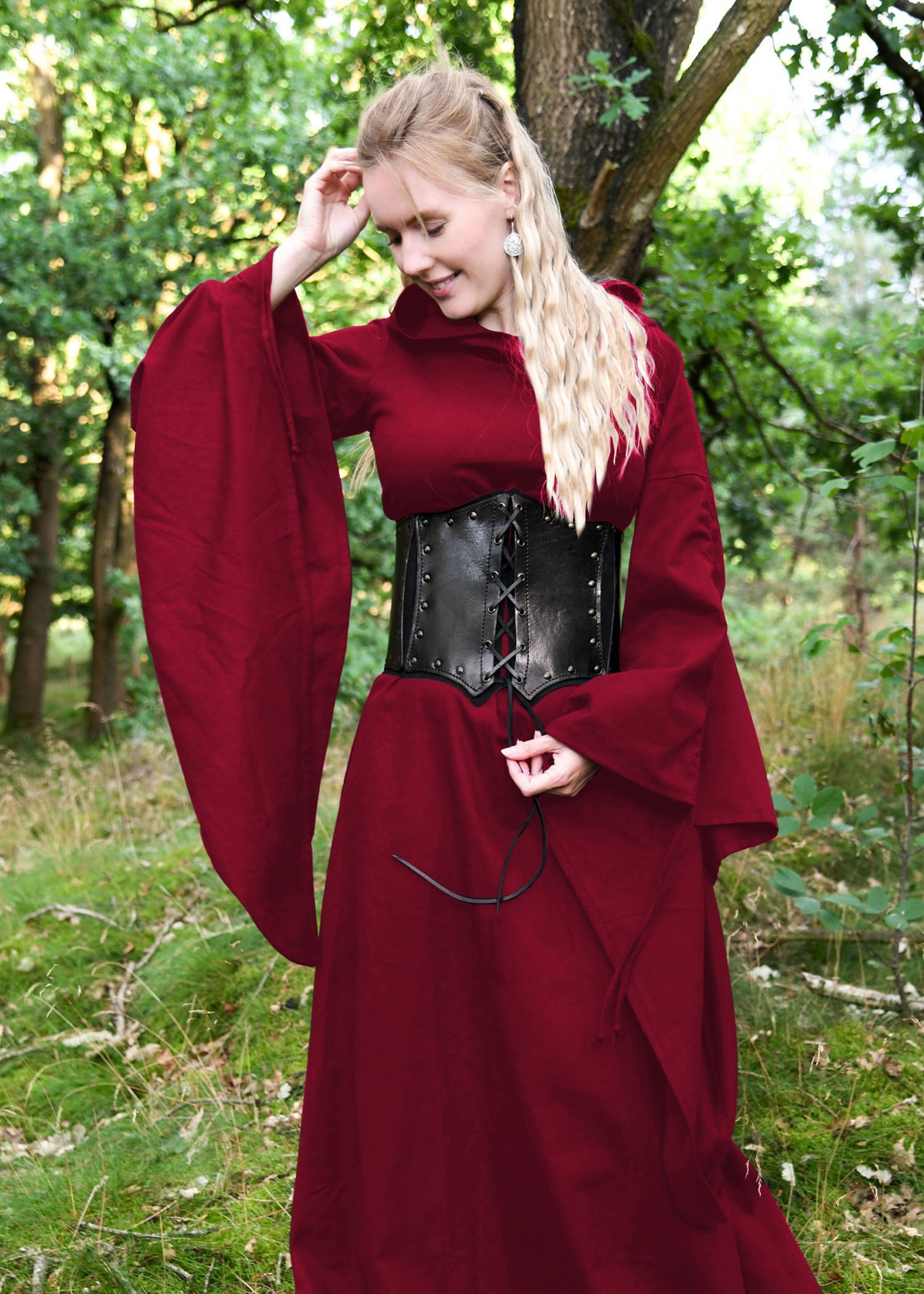 Weinrotes Mittelalterkleid Isra mit Kapuze