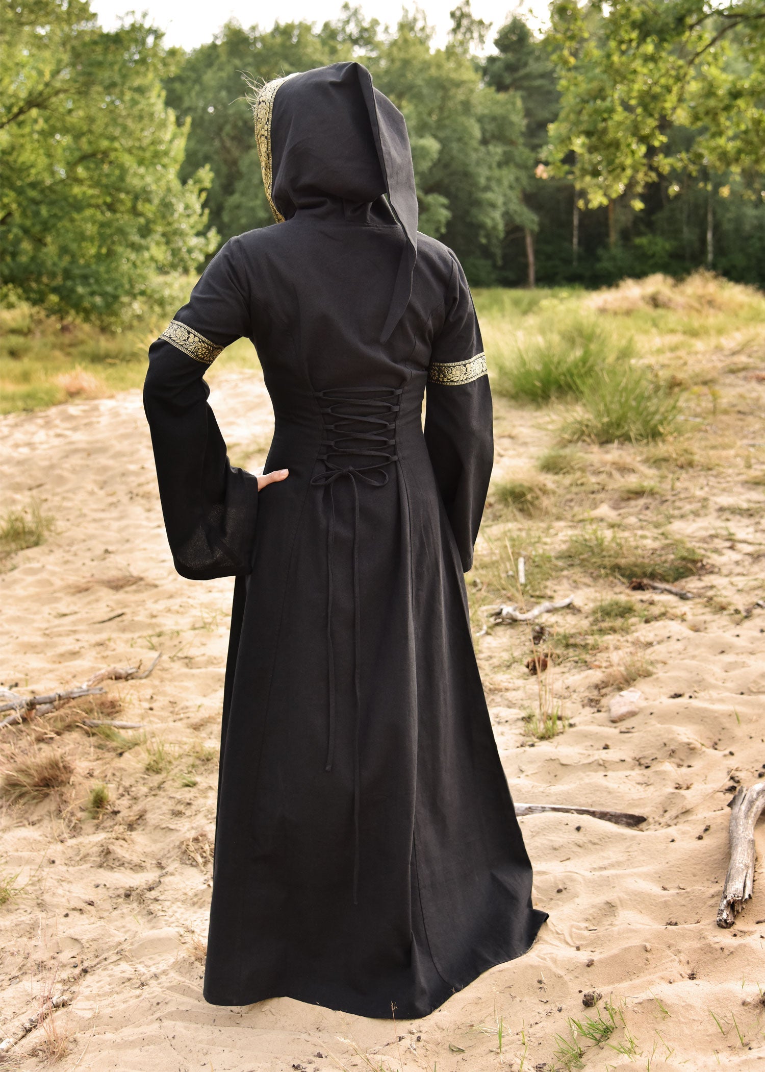 mittelalterkleid eleanor mit kapuze schwarz