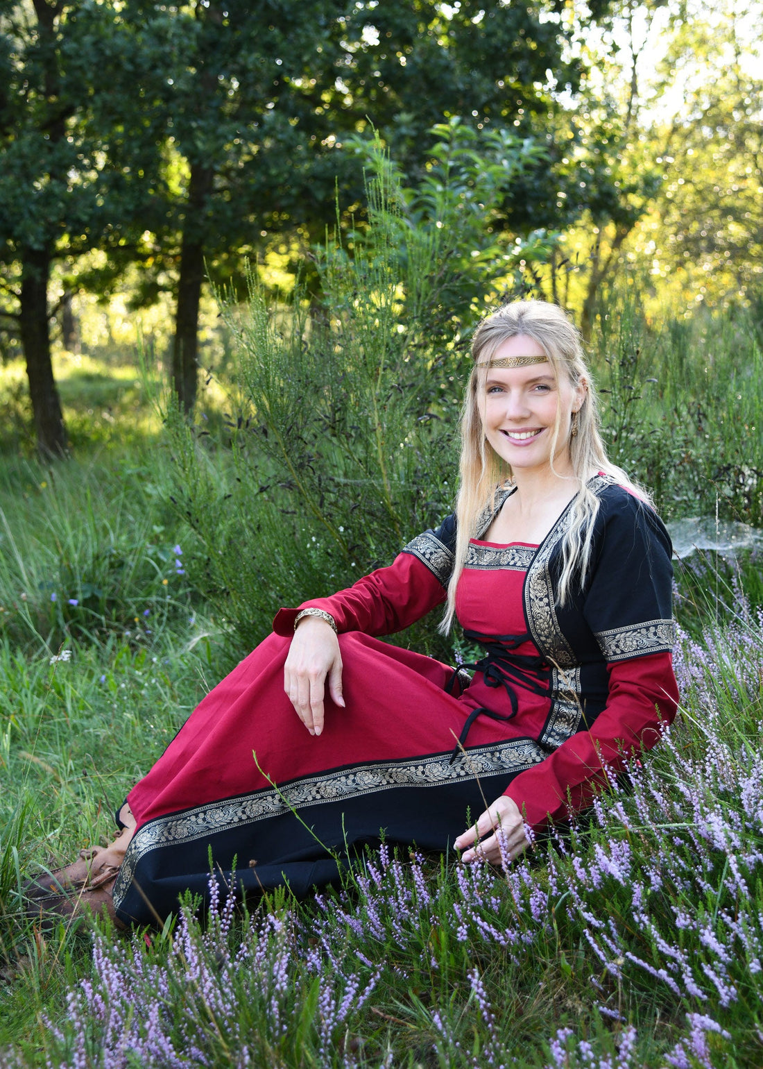 Edles Mittelalterkleid Eleanor rot/schwarz