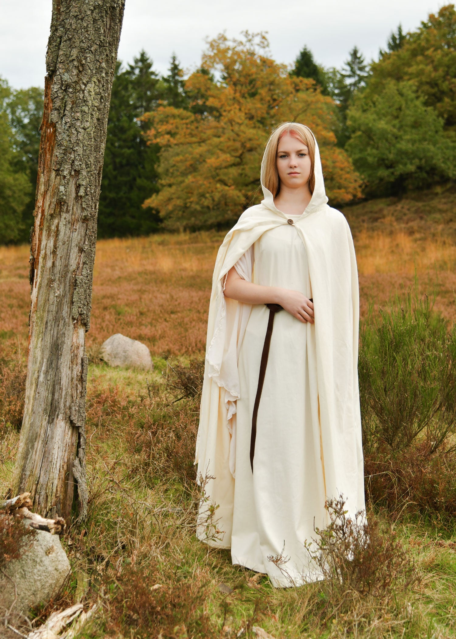 mittelalter kleid ingrid mit schnuerung am ruecken natur