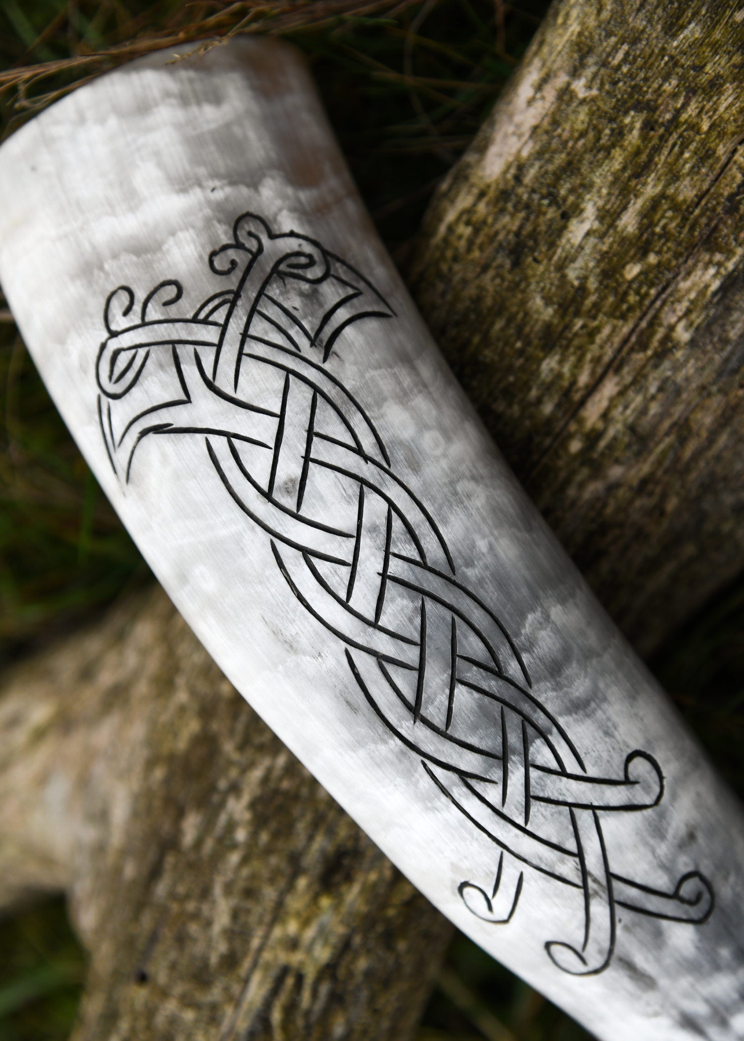 wikinger trinkhorn mit raben in knotenmuster