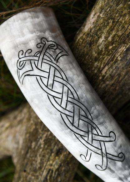 wikinger trinkhorn mit raben in knotenmuster