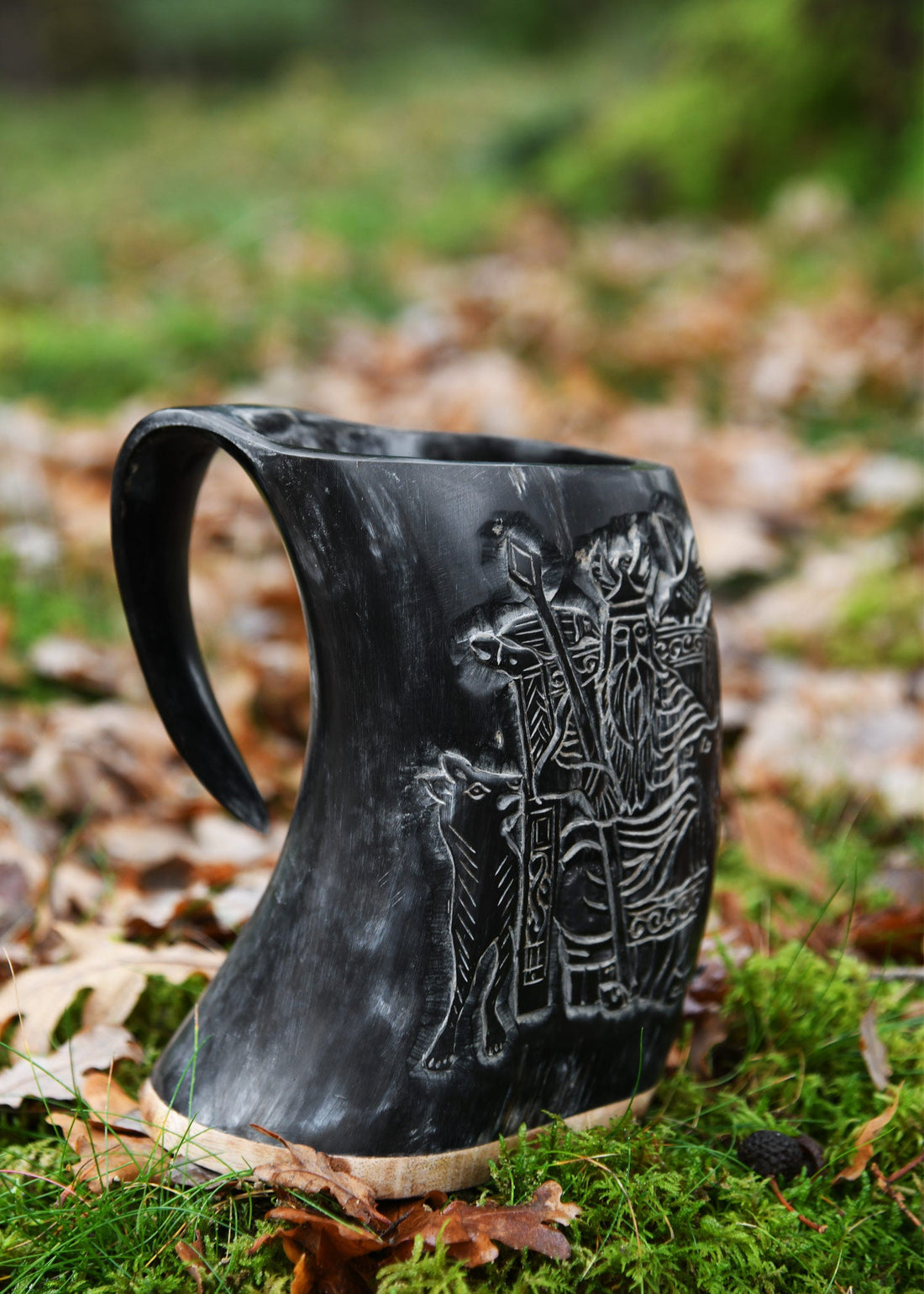hornbecher bierkrug mit holzboden und odin motiv