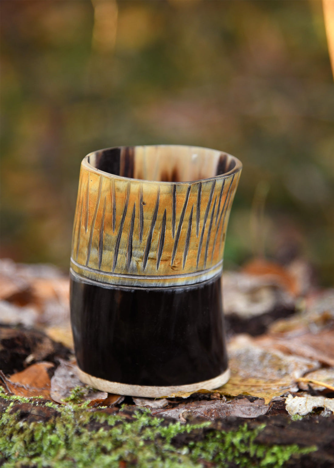 kleiner hornbecher mit holzboden und carving