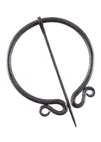 Handgeschmiedete Ringfibel mit eingerollten Enden