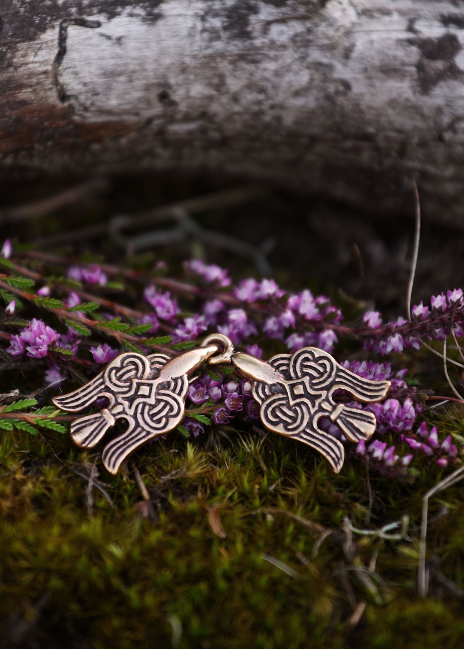 gewandschliesse aus bronze hugin munin