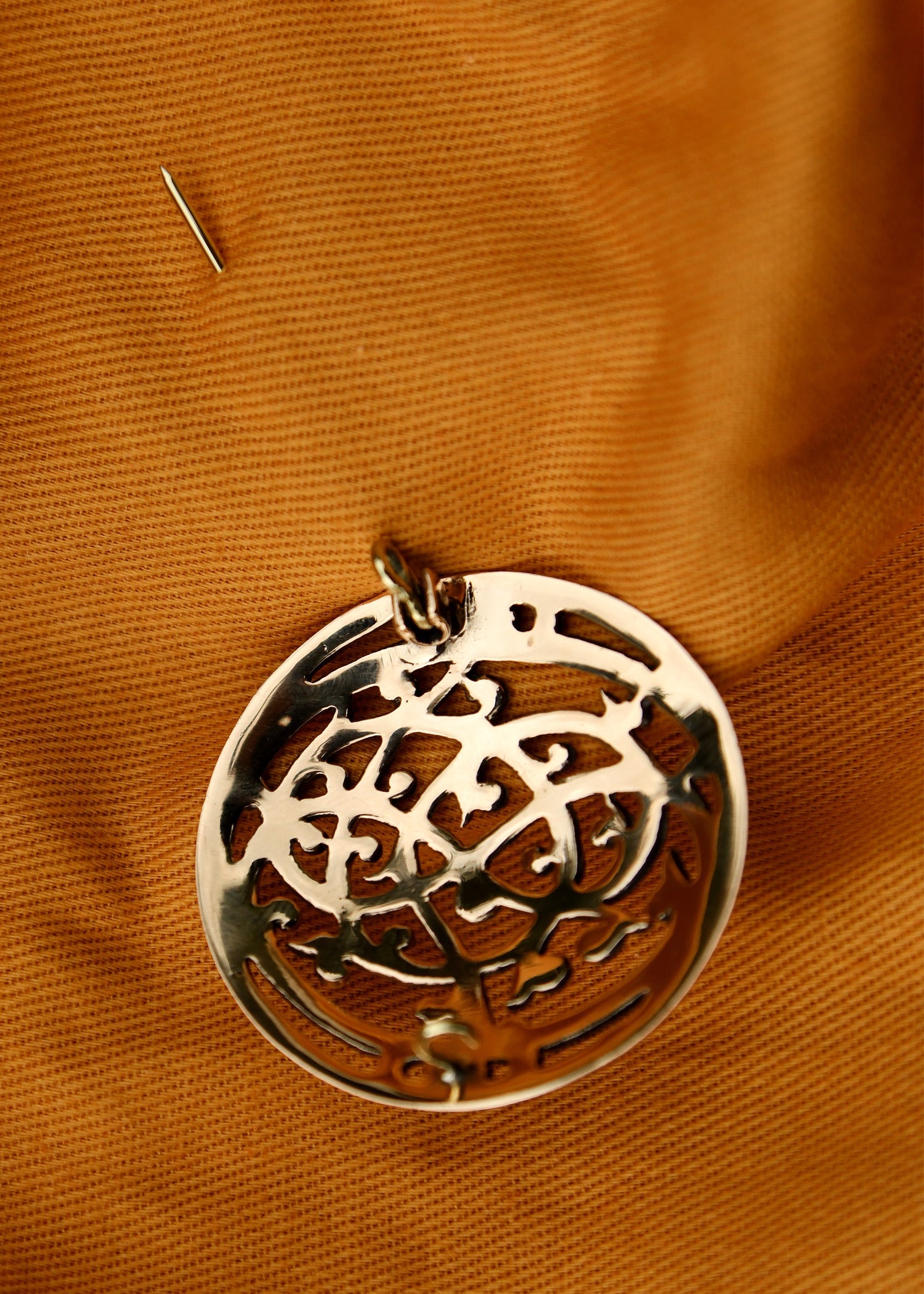 wikinger brosche im urnes stil aus bronze