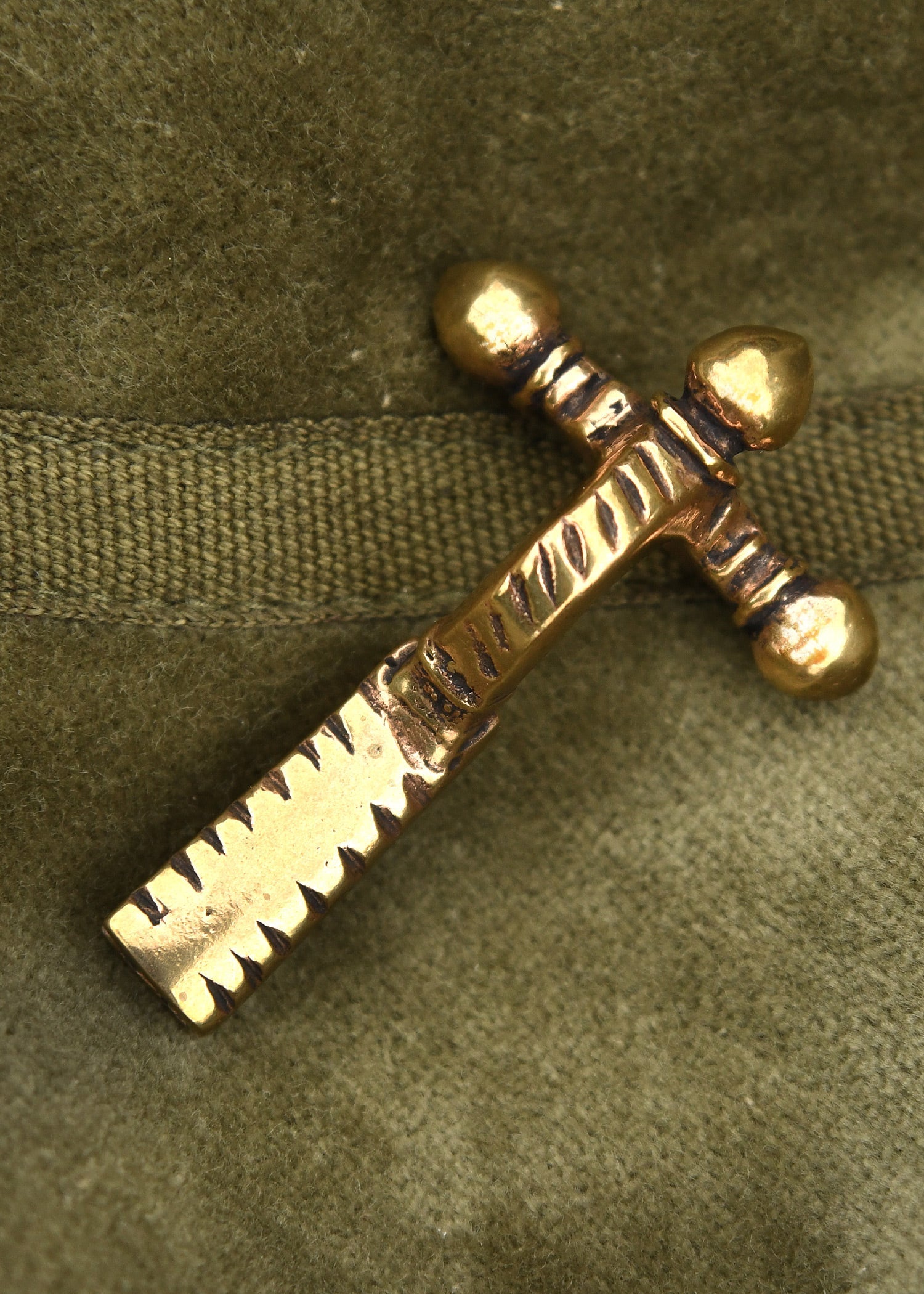 roemische zwiebelknopf fibel aus bronze