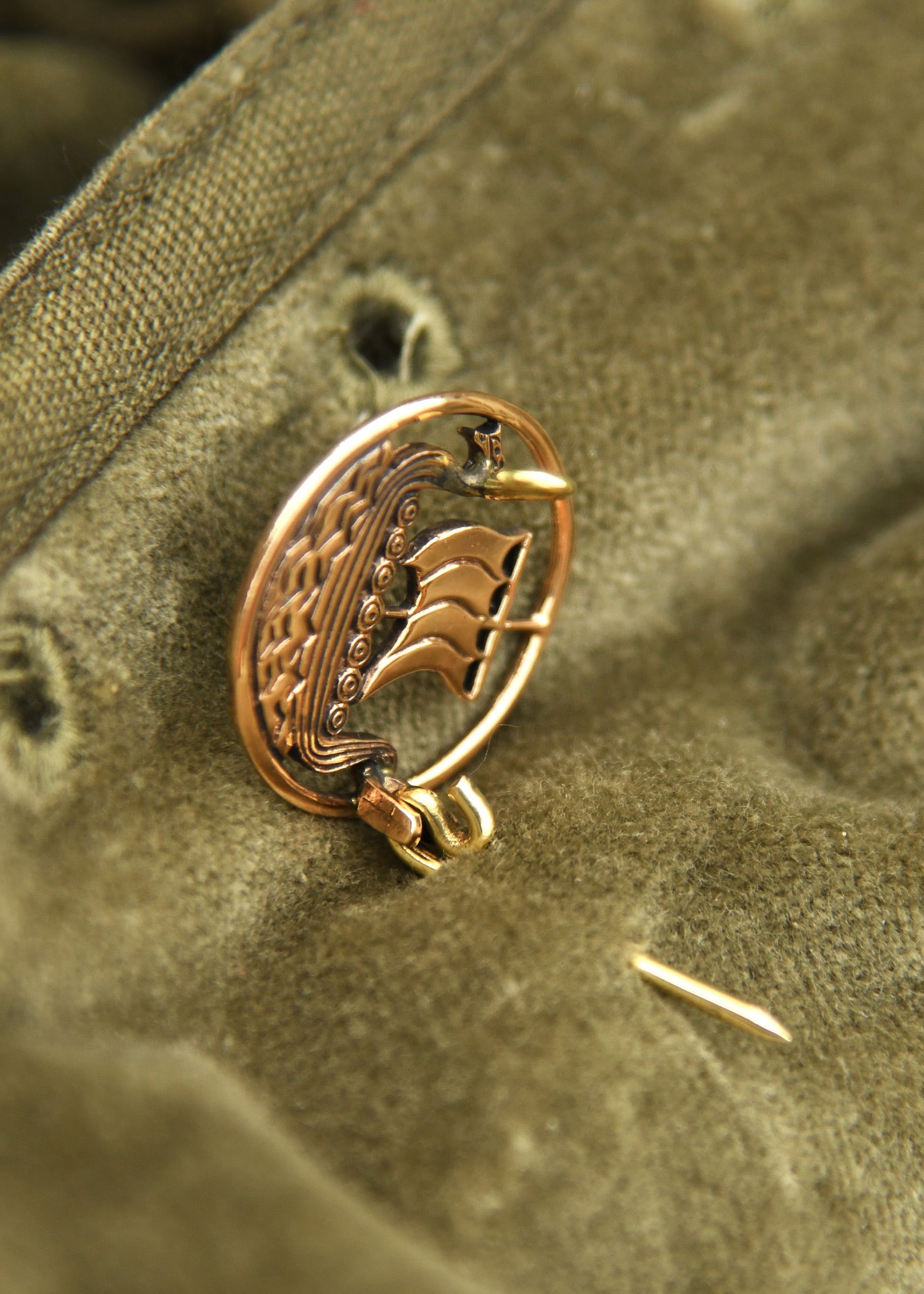 wikinger brosche mit drachenboot aus bronze
