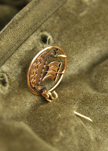 wikinger brosche mit drachenboot aus bronze