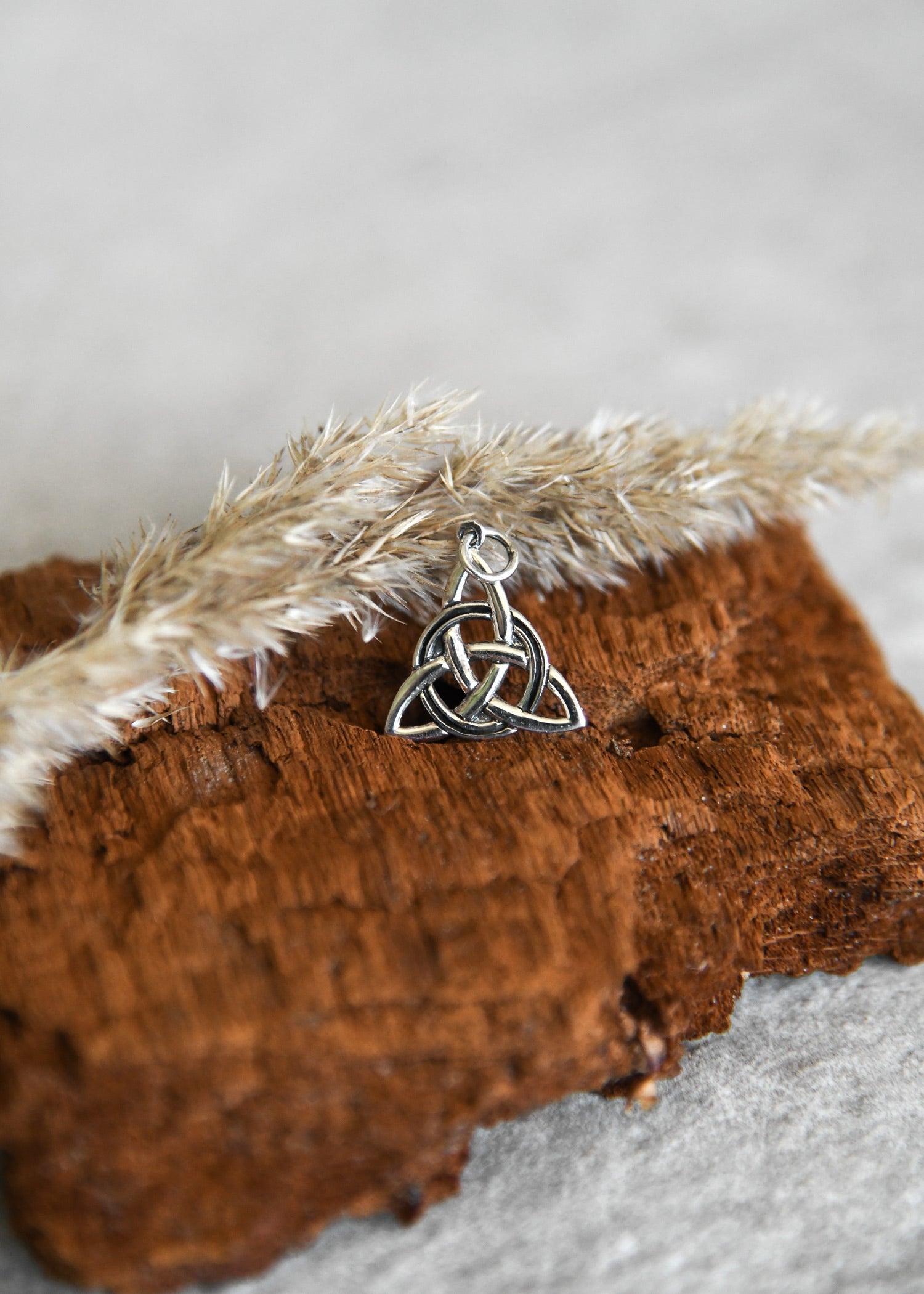 kettenanhaenger aus silber keltischer knoten