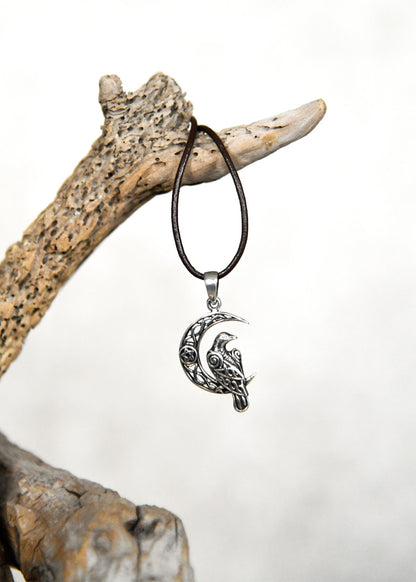 kettenanhaenger aus silber rabe