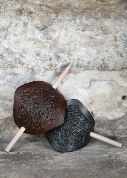 kleine haarspange aus leder mit keltischem motiv holzstift