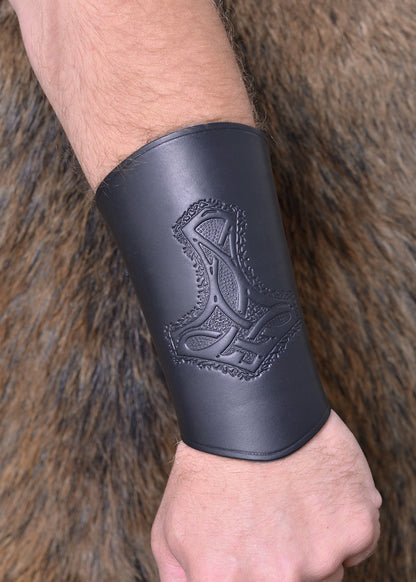 armschuetzer aus leder mit thorshammer lang