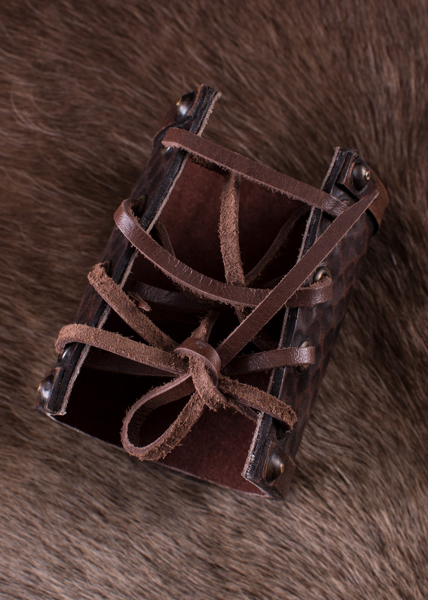 armschuetzer aus leder mit nordischen raben hugin und munin