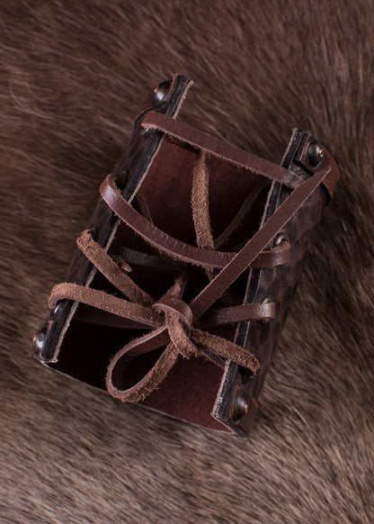 armschuetzer aus leder mit nordischen raben hugin und munin