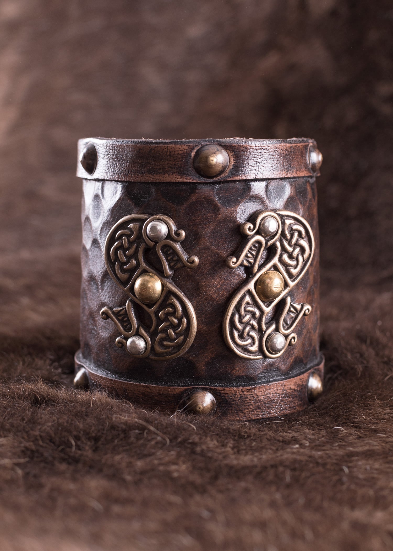 armschuetzer aus leder mit zweikoepfigen drachen
