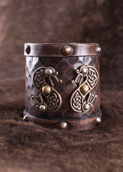 armschuetzer aus leder mit zweikoepfigen drachen