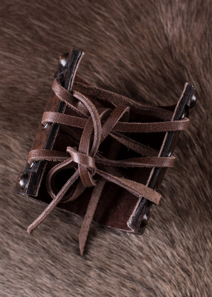 kleiner armschuetzer aus leder mit keltischem triskel motiv