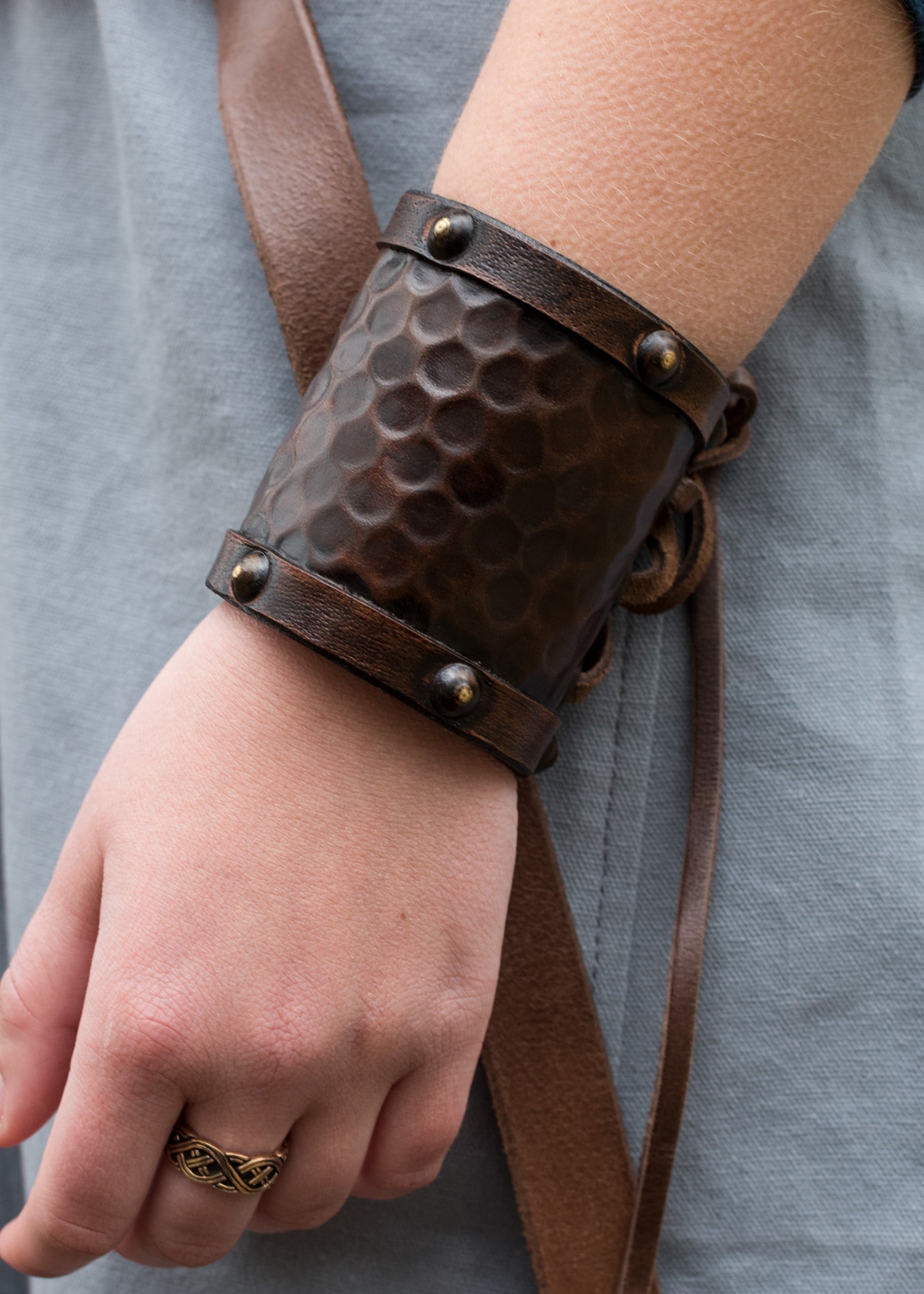 kleiner armschuetzer aus leder ohne zierbeschlaege