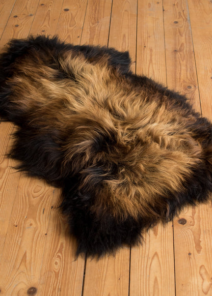 Edles Nordlandschnuckenfell Schwarz Geflammt 115 cm