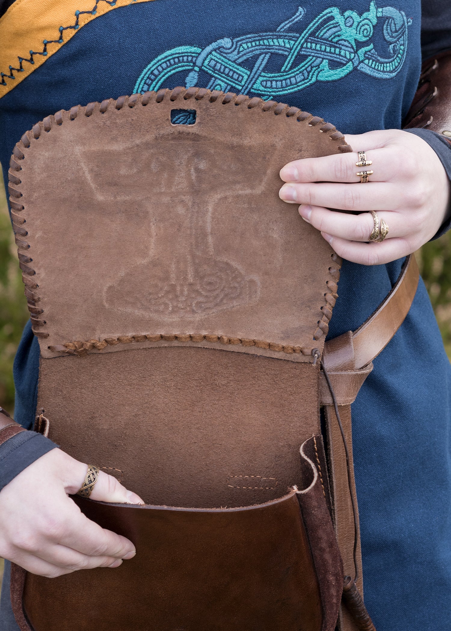 guerteltasche mit thorshammer praegung leder braun