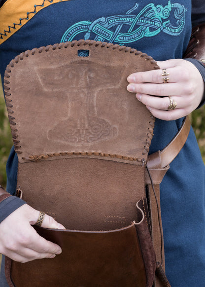 guerteltasche mit thorshammer praegung leder braun