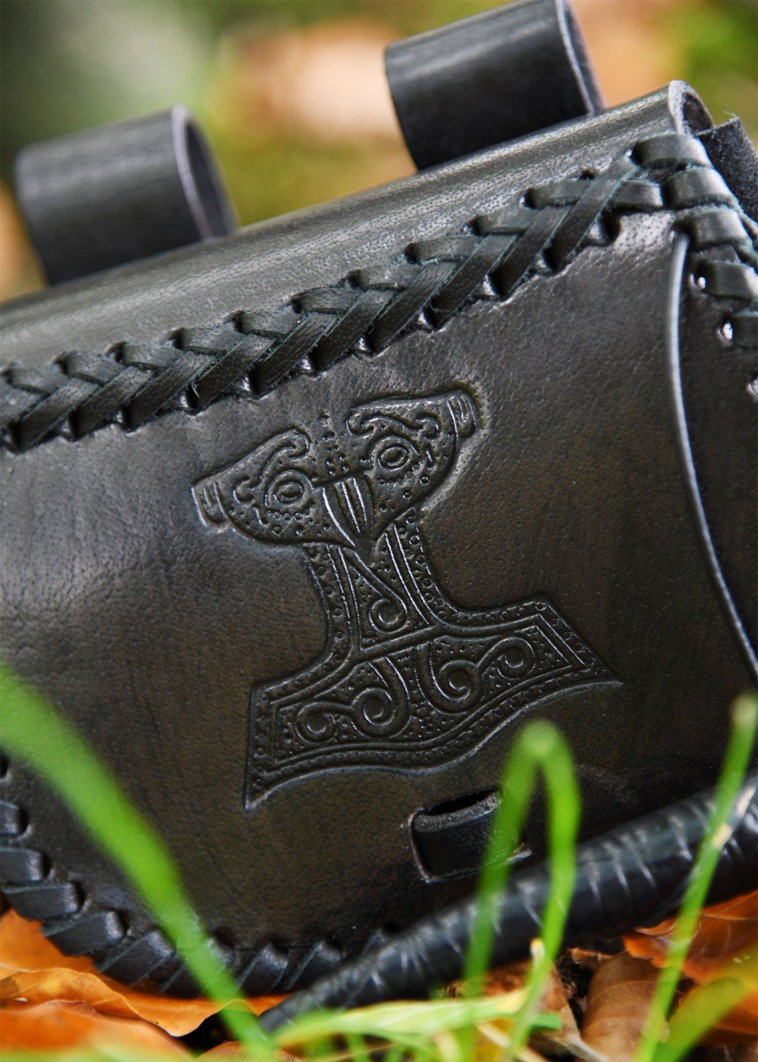 kleine guerteltasche aus leder mit thorshammer praegung schwarz