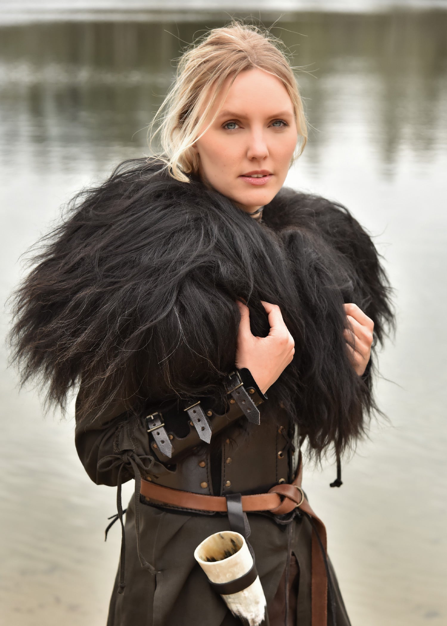 Schwarzes Nordlandschnucken Schulterfell für Wikinger