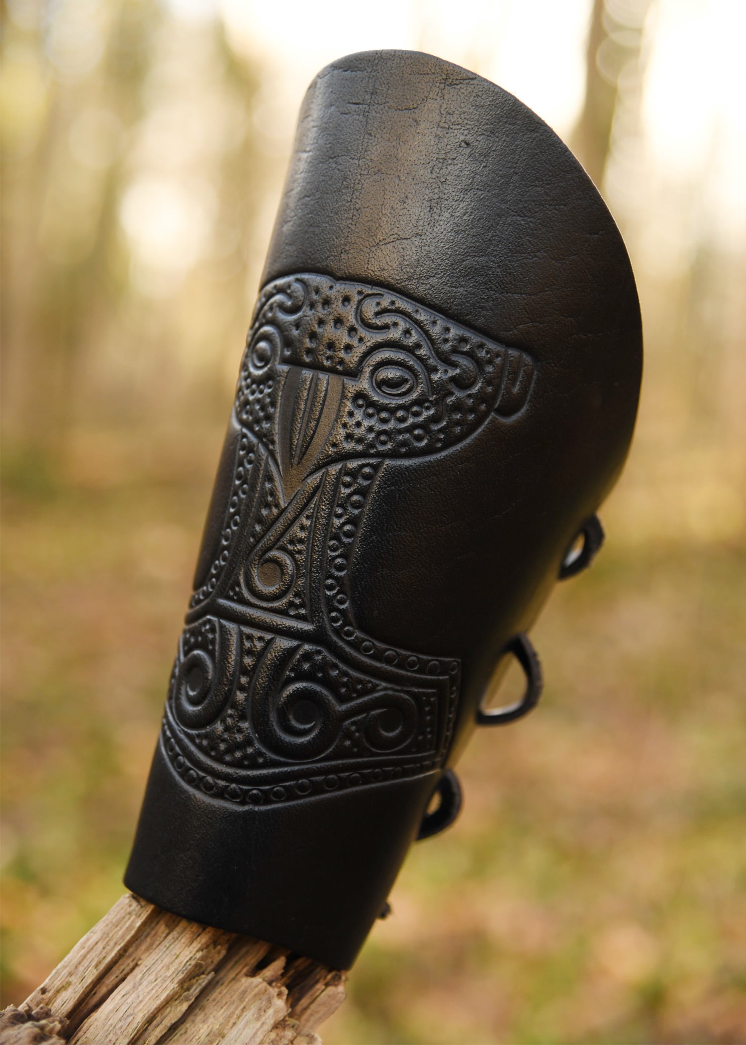 armstulpe mit gepraegtem thorshammer schwarz