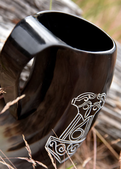 bierkrug aus horn mjoelnir hammer des thor